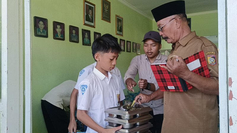 Foto Suasana Penyerahan Sendok MBG di SMPN 1 Wanasaba oleh Guru pada Selasa (31/3/2026) (Dok. Pribadi)